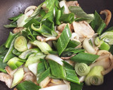 新玉ねぎと新玉ねぎの葉と豚肉の炒め物作り方6写真
