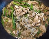 春菊と舞茸の香り豊かな豚の炒め煮☆作り方4写真