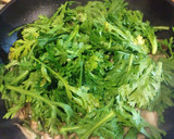春菊と舞茸の香り豊かな豚の炒め煮☆作り方5写真