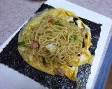 焼きそばでオムそばおにぎらず(´︶`)♡作り方4写真