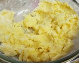 ﾁｰｽﾞin☆じゃがいも♪ 芋もち作り方1写真