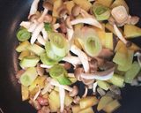 鶏肉とじゃが芋と葱ときのこのほっこり飯♪作り方5写真