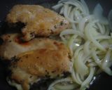 ヘルシー鶏胸肉のバジル風味♪牛乳煮作り方2写真