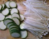 鶏肉 長ネギ ズッキーニの 中華スープ♪作り方1写真