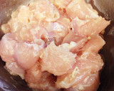 衝撃の柔らかさ！！鶏むね肉のキムチ炒め☆作り方1写真