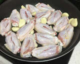 家族絶賛！やわらかほろほろ手羽先 甘辛煮作り方1写真
