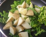 簡単！菜の花とじゃがいものアンチョビ炒め作り方4写真