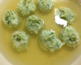 鶏エビ団子とワカメの煮物作り方3写真