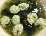 鶏エビ団子とワカメの煮物作り方4写真