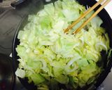 たっぷり！春キャベツのペペロンチーノ♩作り方5写真