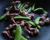 牛肉とスナップえんどうのオイスター炒め♪作り方3写真