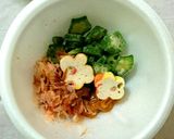 お湯を注ぐだけ❗ 花麩とおくらのみそ汁作り方1写真