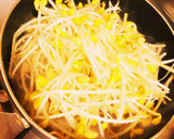 ご飯がすすむ！もやしと鶏皮の甘辛味♡作り方5写真