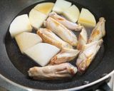 生姜の香り豊かな鶏手羽中と大根の煮物作り方2写真