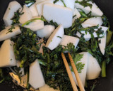 春菊と蕪と茹で卵で和風オイスタ炒め作り方1写真