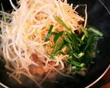 鶏もも肉とピリ辛もやし炒め❢作り方3写真