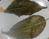 桜の葉＆とろろ昆布＆麩のお吸い物作り方1写真