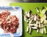 簡単☆しめじとアスパラのポークトマト。作り方1写真