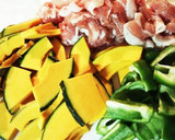豚肉とかぼちゃとピーマンのにんにく炒め作り方2写真