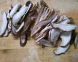 もやし　椎茸　鶏ひき肉のナンプラースープ作り方1写真