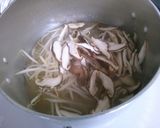 もやし　椎茸　鶏ひき肉のナンプラースープ作り方3写真