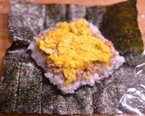 鶏そぼろでおにぎらず作り方4写真