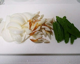 新玉ねぎときぬさやの炒め煮作り方1写真