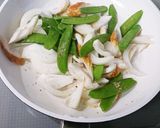新玉ねぎときぬさやの炒め煮作り方2写真
