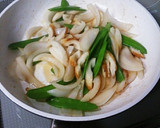 新玉ねぎときぬさやの炒め煮作り方3写真