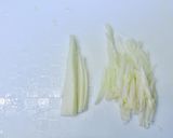 芯まで旨☆春キャベツとわかめの味噌汁☆作り方1写真