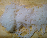 簡単　鶏むねと　もやし　白滝の　塩スープ作り方1写真