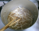 簡単　鶏むねと　もやし　白滝の　塩スープ作り方2写真