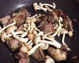 簡単★美肌効果の鶏レバーとしめじ炒め★作り方4写真