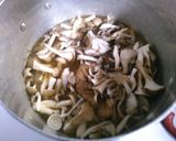 簡単！　鶏肉と　きのこの　コンソメ煮！作り方3写真