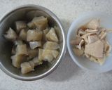 鶏皮と蒟蒻のピリ辛味噌煮作り方1写真