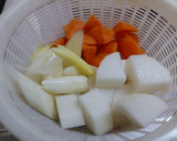 鶏手羽と大根とにんじんの甘辛煮作り方1写真