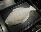 ハーブを詰めて焼く鯛の塩釜焼き☆作り方3写真