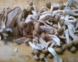 チンゲン菜と　きのこ　挽き肉の中華スープ作り方1写真