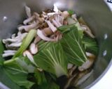 チンゲン菜と　きのこ　挽き肉の中華スープ作り方3写真