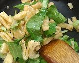 冷蔵庫の残り物で 油揚げ温玉焼きうどん作り方3写真