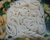 冷蔵庫の残り物で 油揚げ温玉焼きうどん作り方4写真