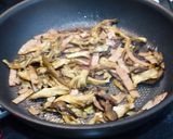 簡単！レタスの硬い外葉☆舞茸ベーコン炒め作り方2写真