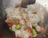 鮭フレークと白ごまと枝豆のおにぎり作り方1写真