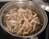 鶏ときのこの味噌汁（蒟蒻とごぼう、水菜）作り方3写真
