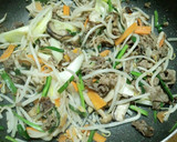 簡単！こく旨！焼き肉のタレで牛肉焼きそば作り方3写真