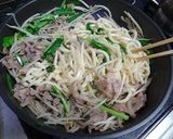 豚肉とニラもやしの玉子炒めうどん作り方5写真
