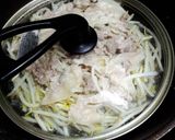 フライパンで豚肉ともやし蒸し!ごま油風味作り方2写真