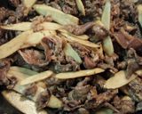 炊き立てご飯に♪牛肉とゴボウの甘辛炒め作り方2写真