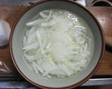 新玉ねぎとスナップエンドウのサラダ作り方2写真