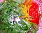 水菜とパプリカの生ハムのっけてサラダ作り方1写真